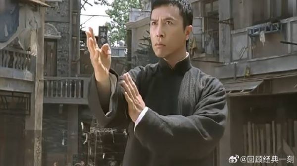 狂妄自大三浦,认为自己很厉害,被叶问按在柱子上狠狠教训