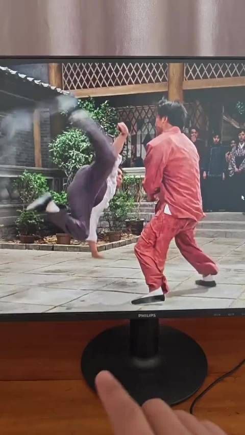 李连杰《精武英雄》踢钱小豪戏份由替身完成,钢丝绳辅助拍摄