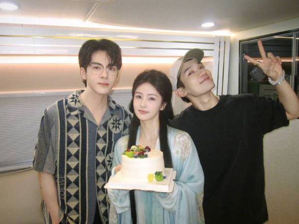 三人男帅女美。