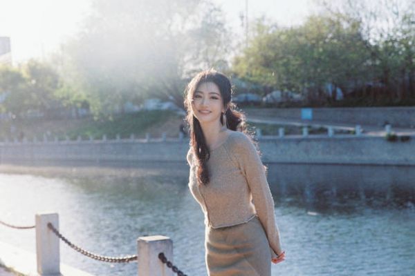景甜阳光明媚。