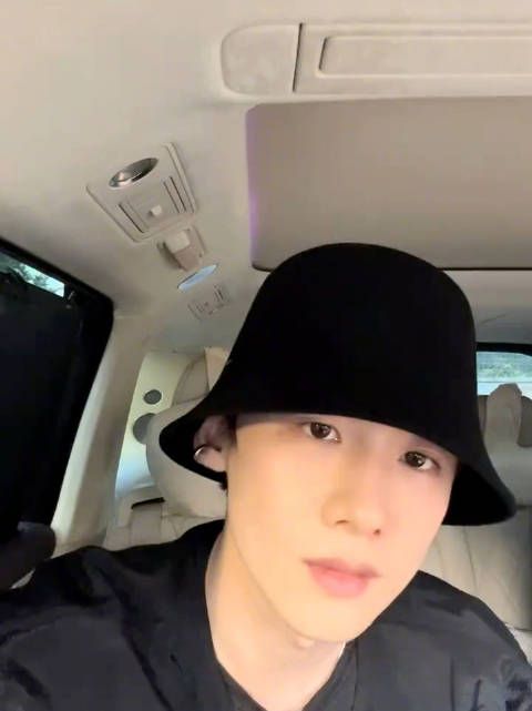 白敬亭代言品牌受热捧,翻包vlog展示多款产品