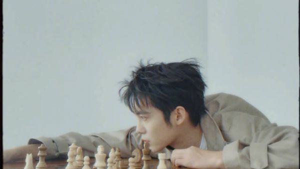 于适戛纳拍摄MAT7月封面,碎金波光映盛夏