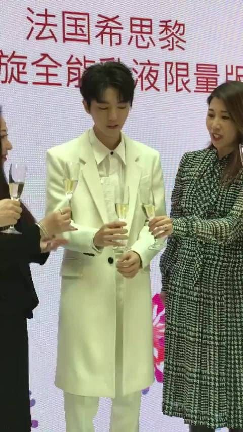 王俊凯你怎么和四年前一样啊!盐都不盐了,躲酒也能被你玩出花