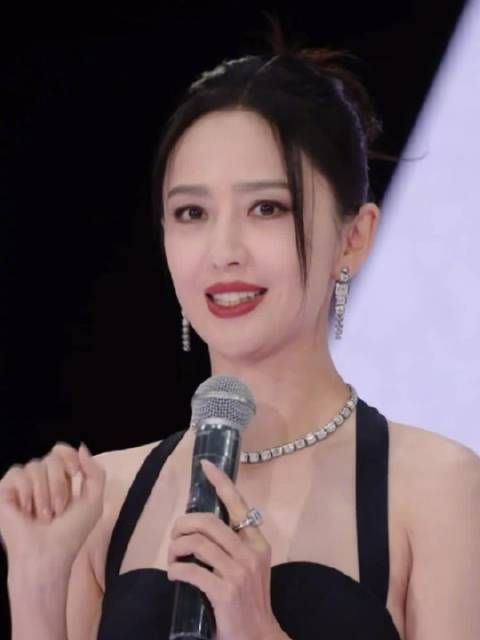 佟丽娅露背礼服亮相红毯,舞者肩颈线条引赞叹