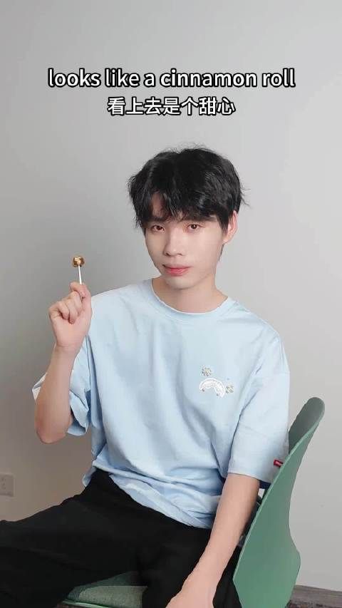 反差感很强的 扑棱扑棱的小手就像鱼鳍一样