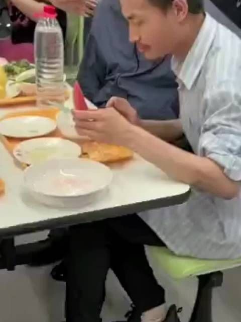 韦东奕吃饭都有这么多人找拍照,这也太不尊重人家吧
