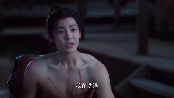 女子观看他人洗澡引关注