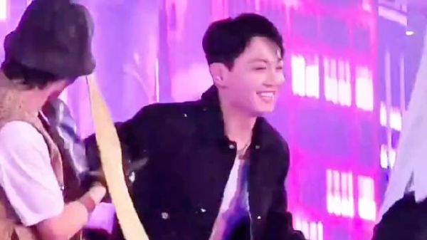 柾国舞台忘情表演hope频提醒