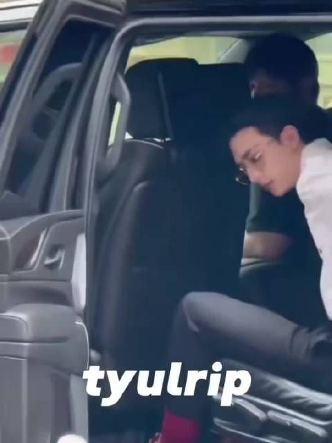 访问纽约VERSACE的Stray Kids黄铉辰,这一身完全贵公子