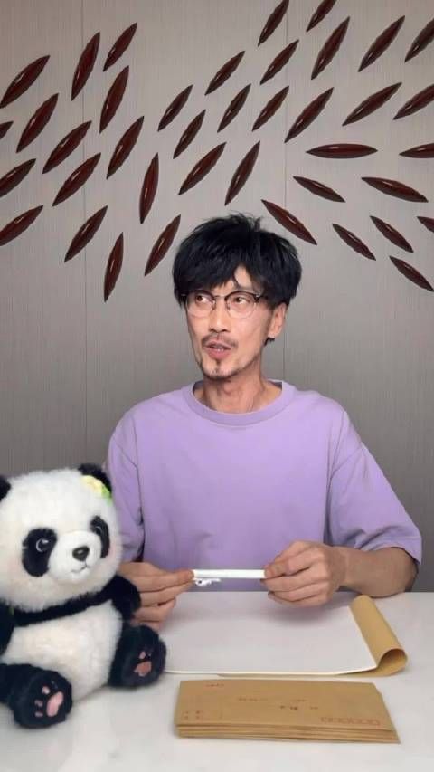 周传雄与熊猫互动引关注