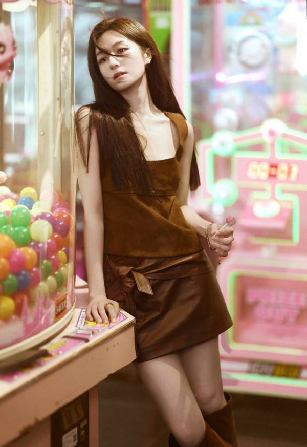 搜狐娱乐讯 近日，一组李兰迪游戏厅氛围感美照曝光。