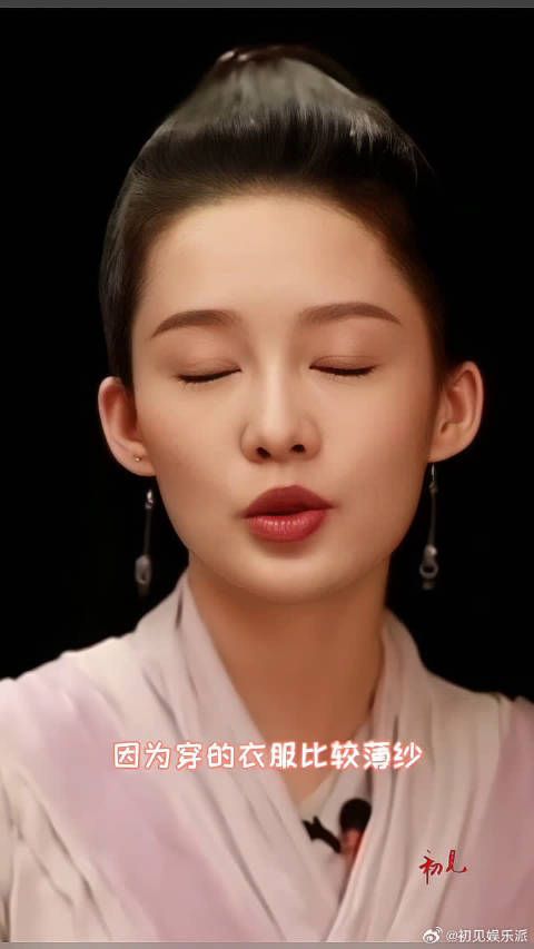 李沁讲述,现场拍戏的时候贴了无数个暖宝宝都无用