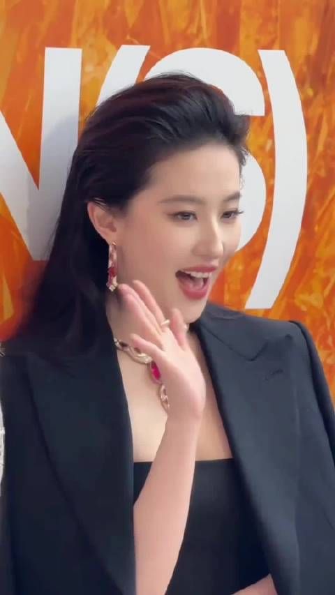刘亦菲 终于懂了书里的那句,所有的珠宝在她身上都变得黯然失色了,太贴切了