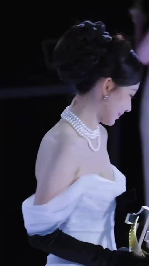 程潇领奖高清怼脸直拍 , 这是什么无敌身材