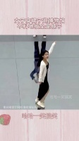 女子穿裙子逛博物馆遇镜面地板蹲地尴尬