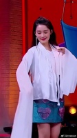 李沁尬舞，王一博在旁边憨笑