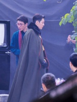 八爷接张大佛爷下车，陈伟霆披风制服造型太帅了