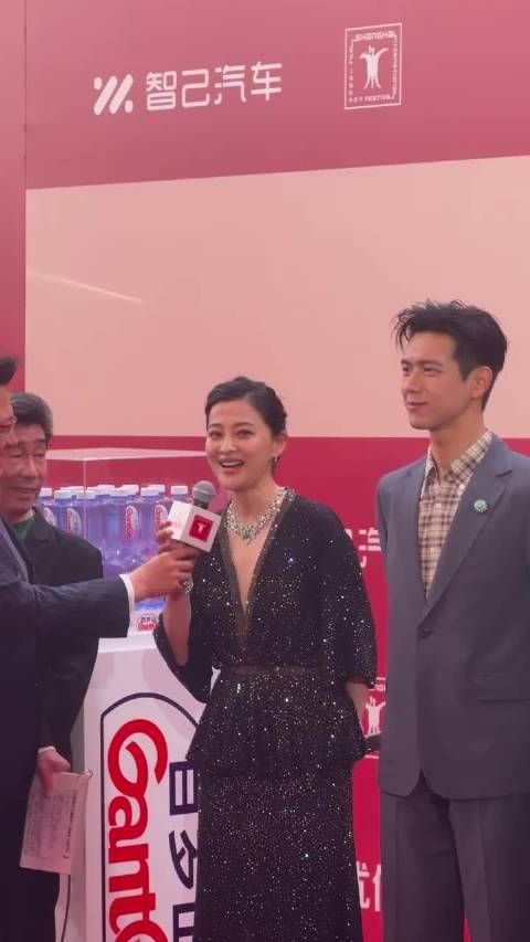 梅婷章子怡同框显老态,颈部皱纹明显引关注