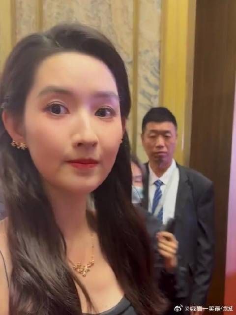 王玉雯被问叫什么名字,反应实在太可爱,明星都该学学她!