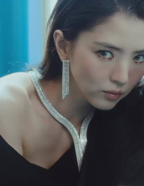 韩素希戴高奢珠宝游泳,这姐就是硬帅