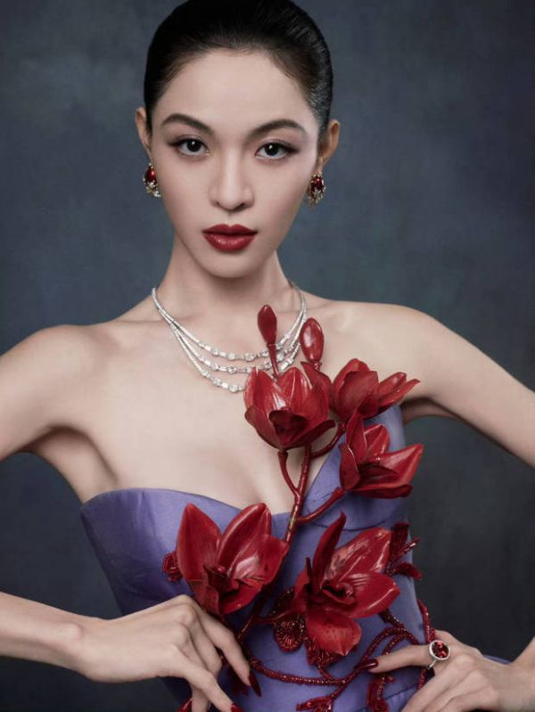 钟楚曦明媚优雅又不失女主气场。