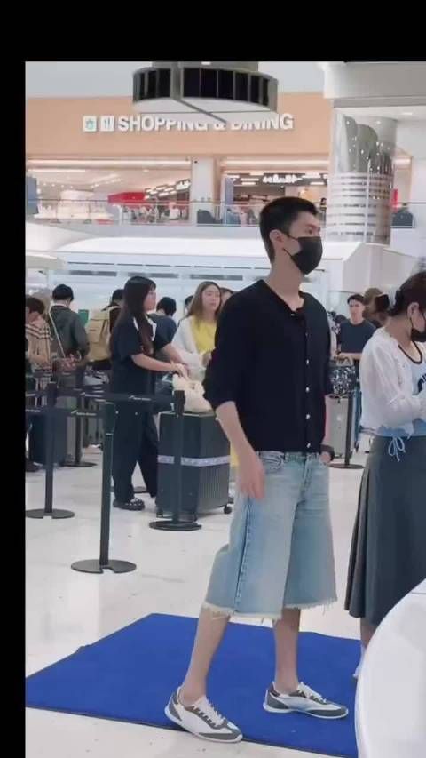 陈哲远寸头黑衫日本偶遇后即回国