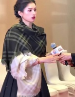 张婧仪不笑的时候清冷，但是没有苦相，笑起来又很明媚，略带一点娇憨