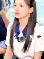 请欣赏张婧仪这完美的侧脸….