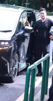 白鹿现身澳门奔跑吧公益活动，白T黑长直造型吸睛