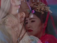 同样是她的泪水与拥抱，但我却对梵樾更加倾心