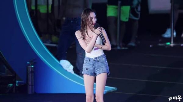 南韩腿精宣美的舞蹈演出直拍,这超短牛仔裤泳装穿搭真绝了