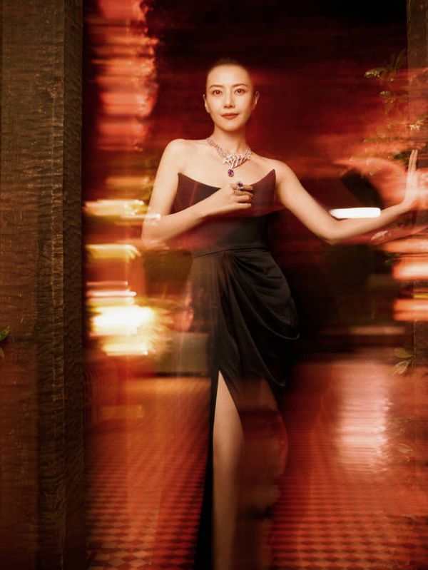高圆圆拍摄氛围感美照，状态在线。