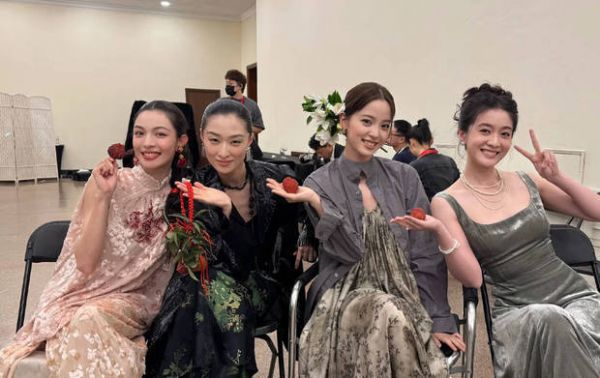 钟楚曦与欧阳娜娜等人在活动后台合影。
