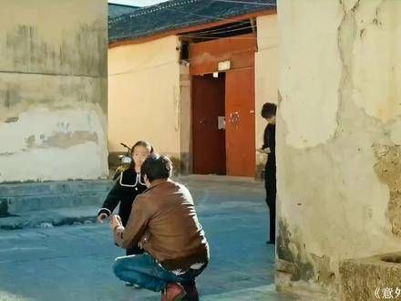 男子在葬礼上偶遇前任,无意间得知女儿竟是亲生的,最终泪目