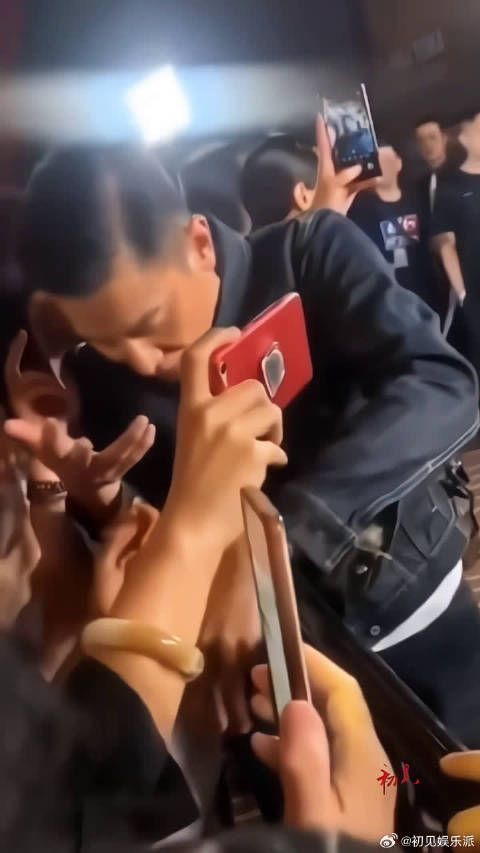 刘德华,无名指被栅栏划破了,所以提醒粉丝往后一点