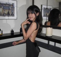 梧桐妹20岁生日晒美背，戴鼻环唇钉很狂野，不学妈妈贾静雯玉女风