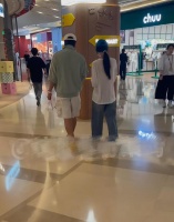 黄子韬徐艺洋合体逛街被偶遇，夫妻俩低调出行，男方皮肤晒得黝黑