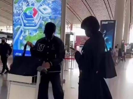 刘恺威李晓峰挽手现身机场,贴心推行李秀恩爱