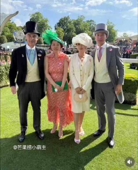 朱珠夫妇参加英国皇家赛马会,一身白色穿搭复古优雅,夫妻俩贵气逼人很般配!