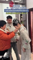 姐姐出嫁咬馒头留弟怀中，弟弟泪涌