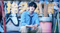 张极新歌MV学院风造型曝光，弹唱演绎校园学长