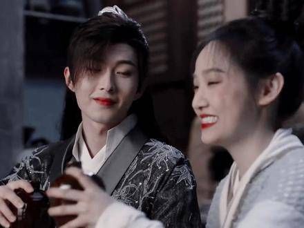 卓澜江对女主表白时毫不慌乱,但与小笙在一起时却总是紧张不安