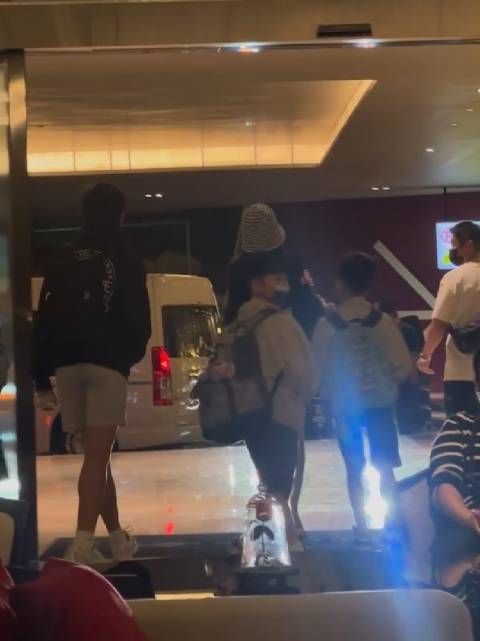 陈若仪携三子现身,15岁kimi身高超妈妈