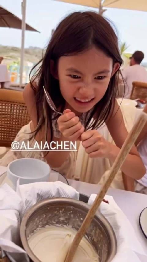陈冠希秦舒培带女儿海边度假,秦舒培超模范儿足,8岁女儿Alaia好可爱!