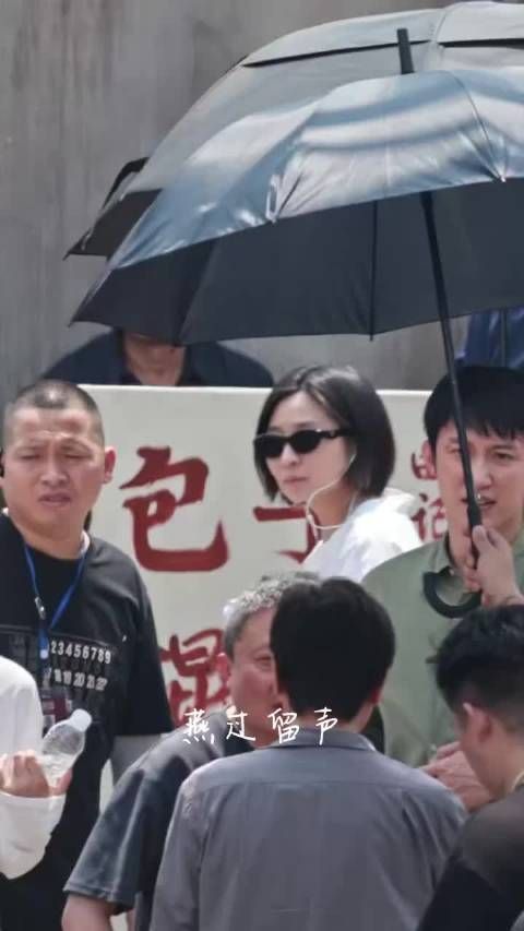 哇,黄boss遇见老戏骨~聊得蛮开心的嘛,景瑜脸上咋了?