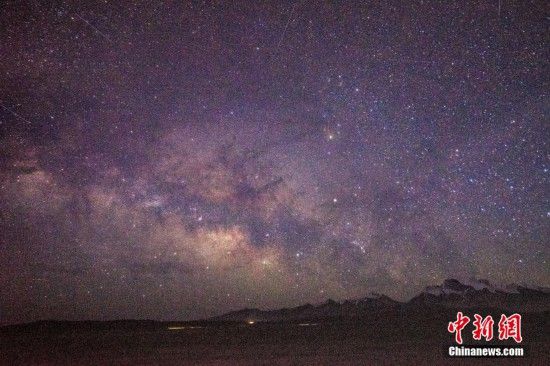 图为6月21日晚，西藏阿里玛旁雍错附近的雪山、银河景观。曹枝清 摄