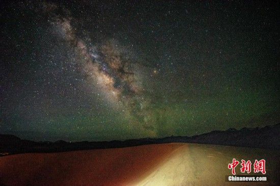 图为6月20日晚，高原银河风光。曹枝清 摄