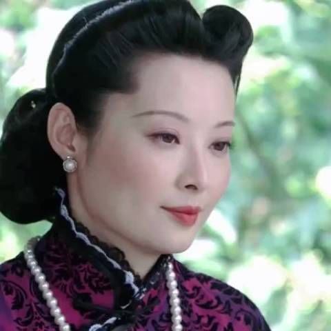 袁立参观巴黎圣母院,和三婚老公梁太平同框,看不出11岁年龄差!