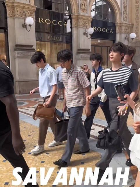 少年团米兰探店,朱志鑫张泽禹等品尝夏日甜品
