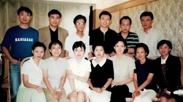 1997年一众央视主播名嘴合影,当时他们还如此年轻,如今变化太大了